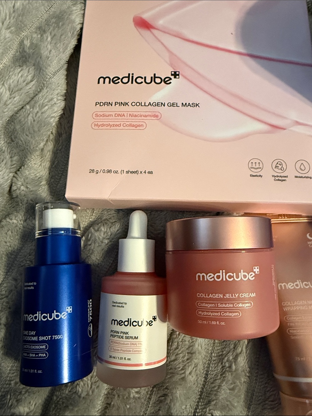 Medicube Pink & Blue Women’s Skincare Moisturizer Set - Picture 2 of 3